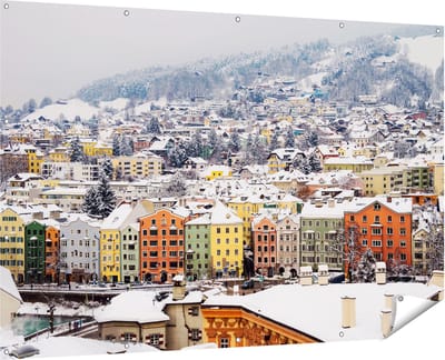 Gards Tuinposter Gekleurde Huisjes met Sneeuw in Oostenrijk - 180x120 cm - Tuindoek - Tuindecoratie - Wanddecoratie buiten - Tuinschilderij