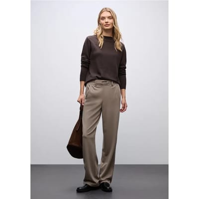 Broek met rechte pijpen en details