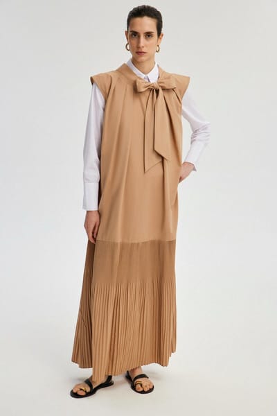 Touché Privé - Geplooide jurk met strikkraag - Beige - Dames