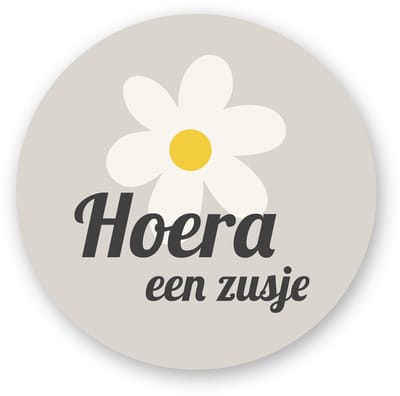 25x Sluitsticker Hoera Een Zusje - Madelief -Beige - 40 mm - Geboorte Sticker - Sluitzegel - Sticker Geboortekaart Meisje - Baby nieuws - Trakteren Broer Zus Basisschool Kinderdagverblijf - Glossy - Sluitzegel - Wensetiket- Pimp Studio
