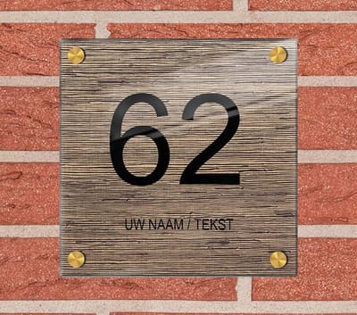 Naambordje voordeur plexiglas 15x15x0,5 cm met goud kleur afstanhouder model 1141 - Huisnummerbordje, naambordjes, naambordje huis, naamplaatjes,  huisnummer bordje, originele naambordjes voordeur, huisnummerbord met naam, originele huisnummer bord