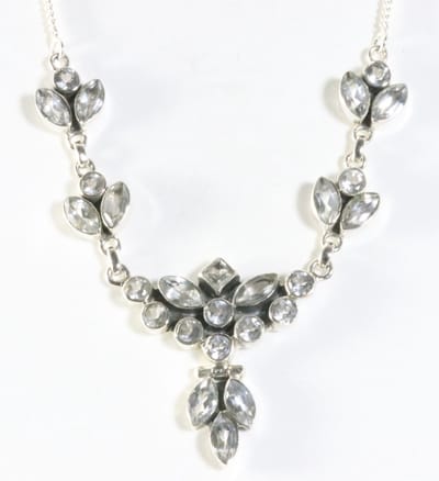 Zilveren collier met bergkristal stenen
