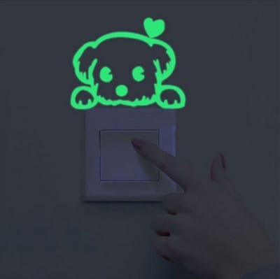 Glow In The Dark Puppy / hond kinderkamer decoratie lichtknop nachtlampje muur sticker
