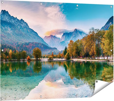 Gards Tuinposter Meer in de Bergen met een Geit Standbeeld - 120x90 cm - Tuindoek - Tuindecoratie - Wanddecoratie buiten - Tuinschilderij