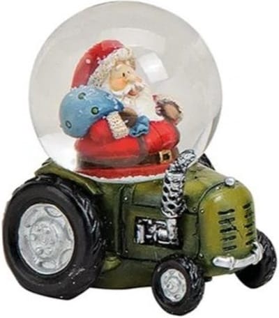 Kleine sneeuwbol kerstman op tractor groen