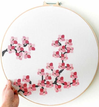 Japanse Kersenbloesem Borduurpakket | Inclusief DMC borduurgaren, hoge kwalitiet borduurstof en instructies | Past in quilt ring van 45 cm (los verkrijgbaar) | Kersen bloemen borduren