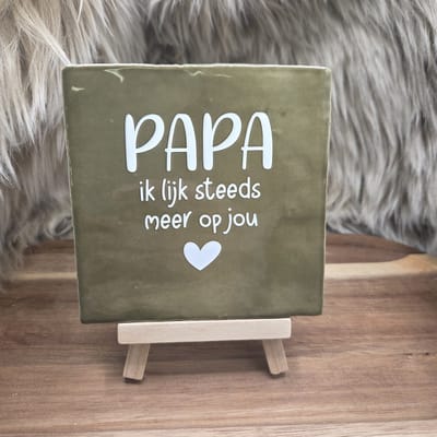 Robuust Wenstegeltje Papa ik lijk steeds meer op jou – Hip trendy tegeltje – Uniek Cadeau voor papa, vaderdag of zomaar – Stijlvolle Woondecoratie met Boodschap – Trendy nu – Decoratief Tegeltje met Standaard – Cadeau Idee
