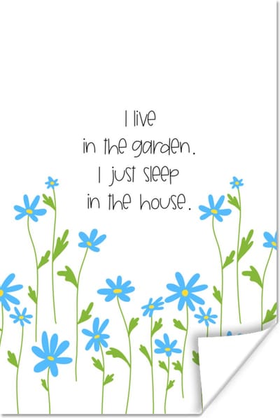 Poster Quotes - Spreuken - I live in the garden I just sleep in the house - 120x180 cm XXL