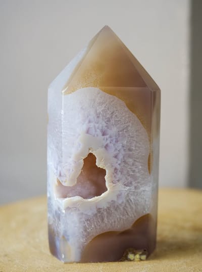 Druzy Agaat Toren, edelsteen - Perfect cadeau voor mannen en vrouwen - Inclusief uitleg - Spiritueel - Agate - Harmonie - Innerlijke groei - Kalmte - Kracht - 100% NATUURLIJK