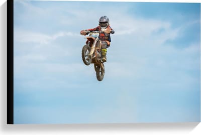 Canvas  - Motorcrosser in de Lucht - 60x40cm Foto op Canvas Schilderij (Wanddecoratie op Canvas)