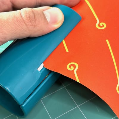 MGM Trading - Mini Papiersnijder - Compact en Draagbaar - Batterijloos Ontwerp - Perfect voor Knutselen - Cadeauverpakking - Ideaal voor Feestdagen