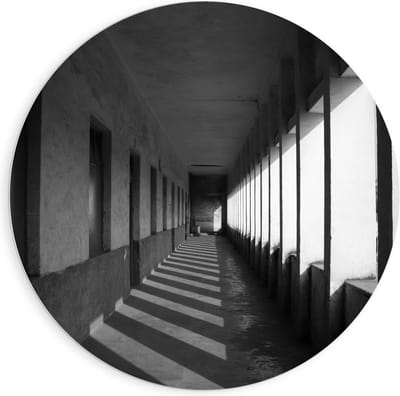 Forex Wandcirkel - Gang (zwart/wit) - 90x90cm Foto op Wandcirkel (met ophangsysteem)
