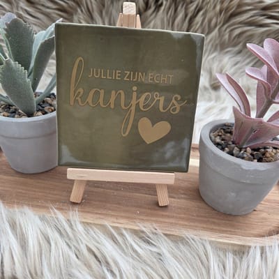 Robuust Wenstegeltje – Jullie Zijn Echt Kanjers – Hip trendy tegeltje – Bedankje voor Zorghelden, Team of Collega’s – Stoere en Betekenisvolle Wanddecoratie – Trendy nu – Decoratief Tegeltje met Standaard – Cadeau Idee