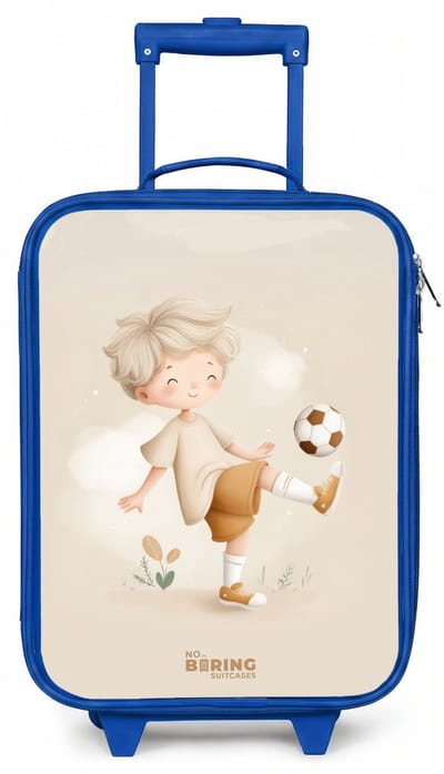 NoBoringSuitcases.com® - Kinderkoffer blauw - Kindertrolley jongen - Jongen met een voetbal in beige kleuren - Koffer kind lichtgewicht - Reiskoffer trolley voor kinderen - Koffertje met lichtgevende wieltjes - Rolkoffer