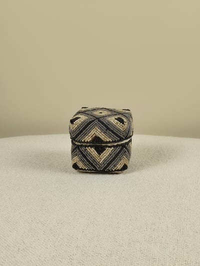 Blitzdeco - Balinees Offermandje - Robin - Handgemaakt Kralenmandje - Zwart Zilver Beige
