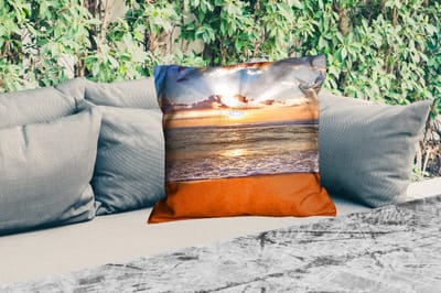 Sierkussen Buiten - Strand - Zonsondergang - Zee - Wolken - Horizon - 60x60 cm - Weerbestendig
