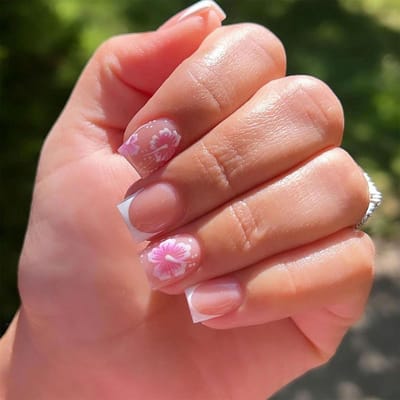 Dailygoods- Kunstnagels 24 Stuks - Korte Vierkante Kunstnagels - Franse Bloemenontwerp - Herbruikbare Acryl - Eenvoudig te Gebruiken - Elegant Uiterlijk - Nepnagels