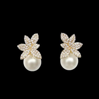 Victoria Valenza Goudkleurige Oorbellen met Parels en Zirkonia Stenen - Oorknoppen - Goudkleurig - Parel oorbellen - Zirkonia