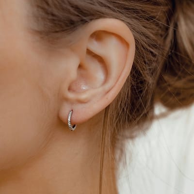 Hey Happiness Stralend Zirkonia – Huggie Oorbellen Dames – 925 Sterling Zilver – Ø8,5 mm – Zilver