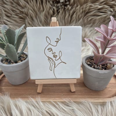 Robuust Wenstegeltje lijntekening koppel – Hip trendy tegeltje – 10x10 cm – Cadeau voor Partner, valentijn of zomaar – Stijlvol en Persoonlijk Woonaccessoire - Zomaar – Trendy nu – Decoratief Tegeltje met Standaard – Cadeau Idee