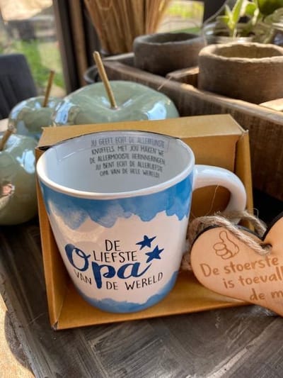 Mok met de tekst De liefste opa van de wereld + houten hartje de stoerste / cadeau / vaderdag / moederdag / verjaardag / Valentijnsdag / liefde / vriendschap