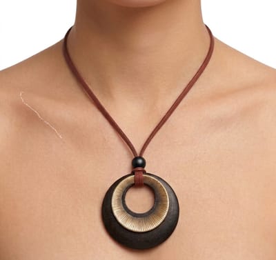 Zwarte ketting met ronde houten hanger en metalen accent – ketting voor dames – koordketting met fantasiehanger en ringdetail