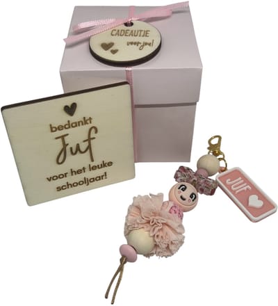 Sleutelhanger en kaartje JUF | roze | poppetje | cadeaudoosje | jij bent de liefste | liefste juf | topjuf | einde schooljaar | juffen | meester | cadeau