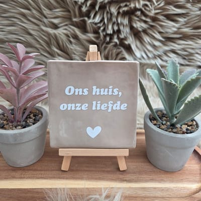 Robuust wenstegeltje “Ons Huis, Onze Liefde” – Liefde Cadeau – Woondecoratie – Relatie – Trendy nu – Valentijn – Handmade – Housewarming – Vriendschap – Decoratief Tegeltje met Standaard – Cadeau Idee