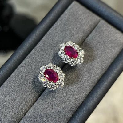 Prachtige ingelegde bloem robijn oorbellen voor dames Hoge kwaliteit volledige diamanten lichte luxe oorknopjes trouwsieraden gray
