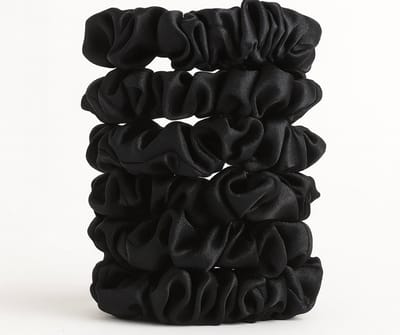 Set satijn scrunchies in zwart – 6 stuks elastische haar accessoires van glanzend satijn – zwarte scrunchie set voor dames – zachte brede haar elastiekjes