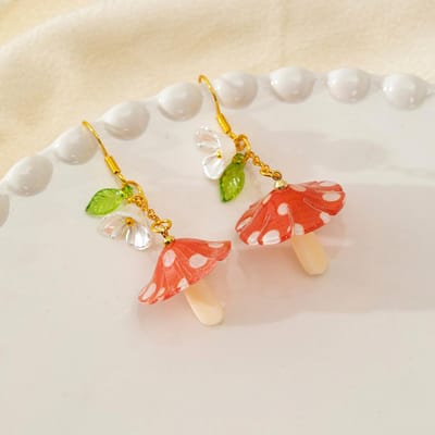 Boucles d'oreilles pendantes amusantes en forme de champignon faites à la main rouge