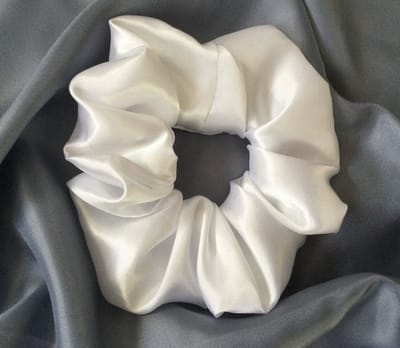 Scrunchie satijn wit XL haarwokkel scrunchie white satine large handmade feestelijk - bruiloft