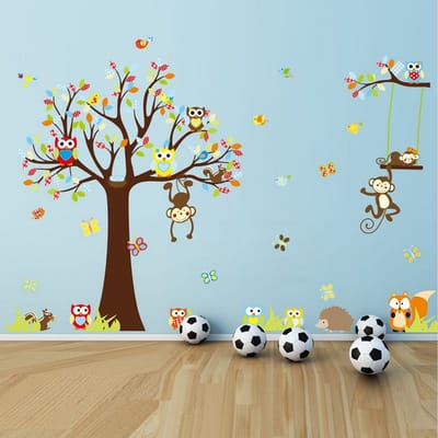Decoratieve muurstickers: Kleine aapjes die in de bomen spelen