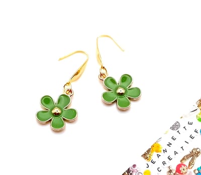 Jeannette-Creatief® - Bloemen - Bloem Oorhangers Olijfgroen Goud - Oorbellen - Olijfgroen - Olivegreen - Groen - Olijf - Groene Oorbellen - Dames oorbellen - Oorhaakjes RVS - Goudkleurige oorhaakjes - Sieraden - Moederdag