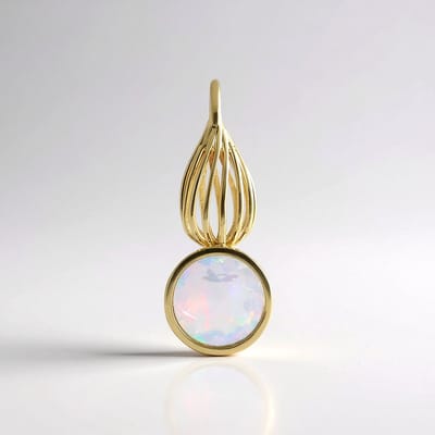 Cavill - Gouden hanger 375 geelgoud - Welo opaal rondgeslepen 0,43 ct - filigraan bezelzetting - elegant sieraad vrouw - Ethiopische opaal