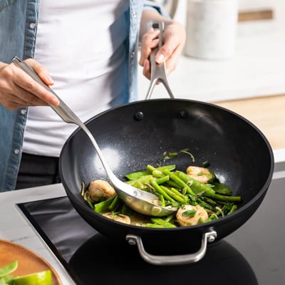 KitchenAid Classic Stainless Steel Wokpan 30cm - 5L - PFAS-vrije antikleeflaag - Wokpan inductie - Keramische pan - Ovenbestendig tot 160°C - Koudgrepen - Met glazen deksel - Zilver