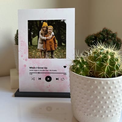 SpotiFrame - Spotify Kunststof plaat Wit/roze inclusief standaard - 30x20cm - Gepersonaliseerd met foto en tekst