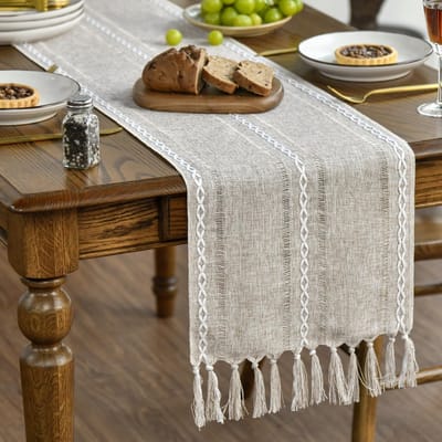 Dailygoody - Boho Latte Beige Tafelloper - Tafeldecoratie - 33x243 cm - Pompoms - Geschikt voor Bruiloft en Verjaardag - Boerderijstijl