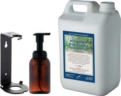 Zeepdispenser 300 ml amber bruin hervulbaar + 5 liter Bodylotion Rozemarijn & Eucalyptus navulling (inclusief beugel)