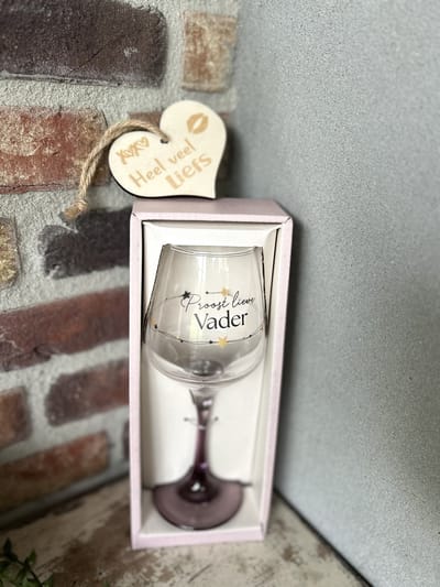 Creaties van Hier - Cadeau pakket Wijnglas met de tekst Vader met houten hartje - 21 x 8,2 cm - Glas
