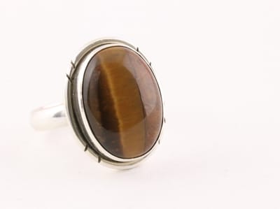 Ovale zilveren ring met tijgeroog - maat 19.5