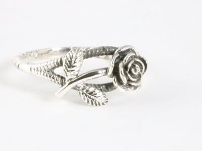 Fijne zilveren ring met roos - maat 16