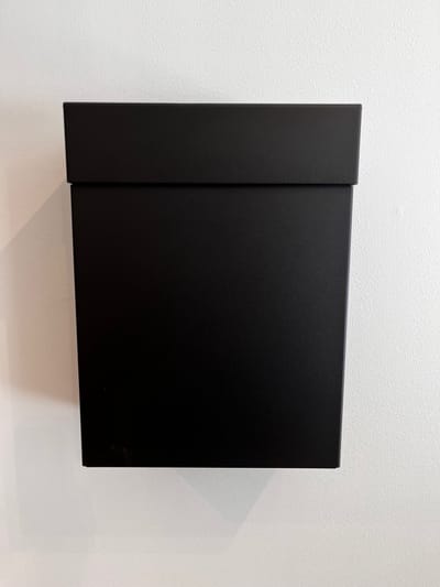 Moderne aluminium brievenbus ALBO Topa 530 in zwart ral 9005