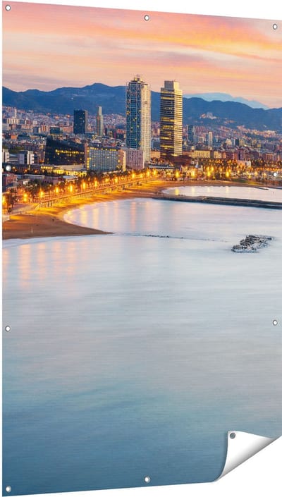 Gards Tuinposter Barcelona Strand met Stad bij Zonsondergang - 100x150 cm - Tuindoek - Tuindecoratie - Wanddecoratie buiten - Tuinschilderij