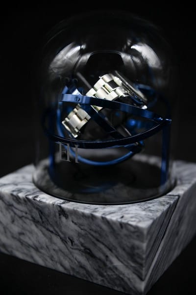 Tourbillon horlogeopwinder in grijs Emperador marmer en blauw stalen ringen - Elbrus Horology - Gyrowinder Orbit Watch Winder
