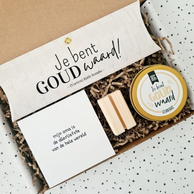 Wrapped Up Cadeauboxen 'Goud' - Cadeau voor Oma – Cadeaupakket Oma Relax – Moederdag Cadeau / Verjaardag / Beterschap / Bedankje – Bath Bombs ‘Je bent goud waard’, Geurkaars ‘Jij bent goud waard’ & Tegeltje Mijn Oma is de AllerLiefste