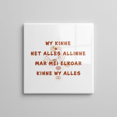Inspirerende Tekst Keramische Wandtegel “Wy Kinne Net Alles Allinne” – Samen Sterk Boodschap Woondecoratie – 15 x 15 cm