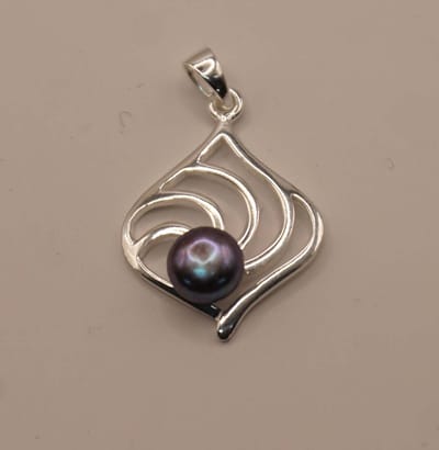 Zilveren hanger siervorm blad met zwarte parel - sierlijke sterling zilveren hanger met zwarte zoetwater parel - dames hanger met echte parel - blad motief bedeltje voor ketting - 925 zilveren hanger siermotief