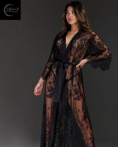 Luxe Erotische Kimono Dames – Sexy Lingerie – Lingerie Erotisch – Zwart – Transparante Kant Kimono – Verleidelijke lingerie & ochtendjas – High End – Chique – Clubwear – Satijnen Strikceintuur– Elegante Nachtkleding – Dare to Undress – S, M, L, XL