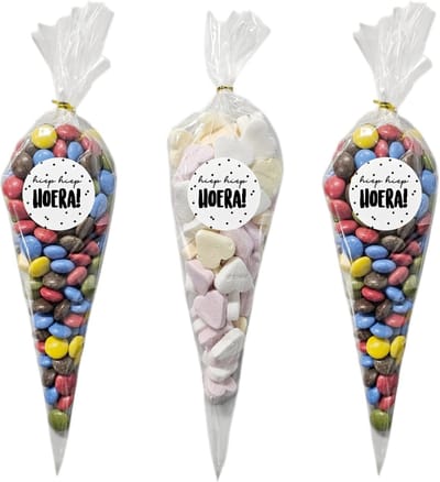50x Cellofaan Puntzakken 30x16 cm + 60 Stickers Hier Hiep Hoera! - Puntzak Doorzichtig - Traktatie Zak - Snoepzak - Inclusief Sluitstrips - 16x30 cm - 50 Stuks
